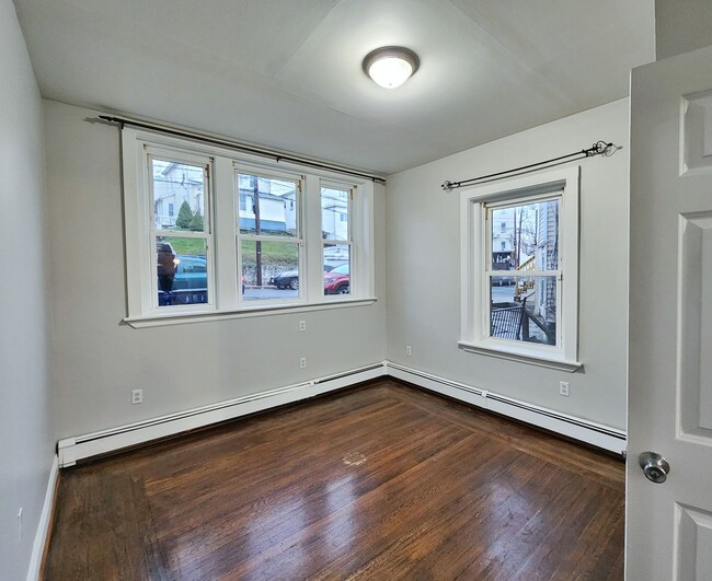 Building Photo - Walk to Revere Beach T station and beach!