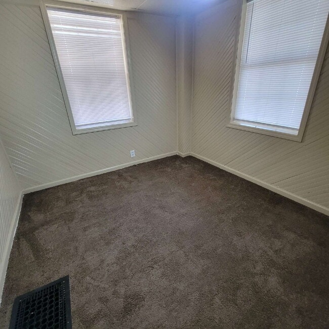 Photo - 4 Bedroom Large Garage/Workshop Apartment