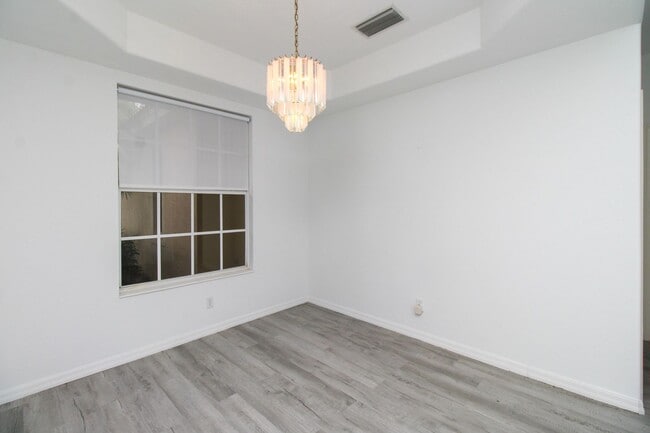 Foto del edificio - *3927 Aurora Court - A beautifully UNFURNI...