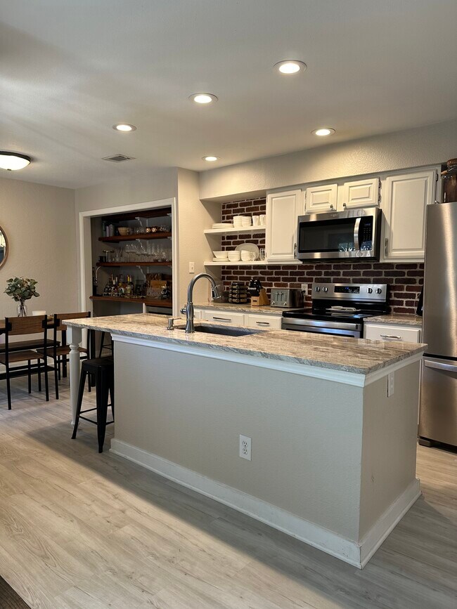 714 E Wall St Unit 109, Grapevine, TX 76051 Condo for Rent in