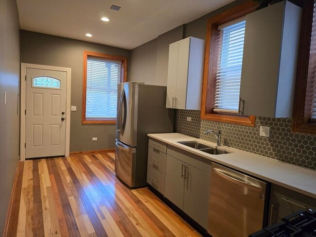 Building Photo - 4414 N Clark St