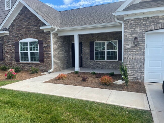 Foto del edificio - 3 Bedroom End Unit Townhome - New Construc...