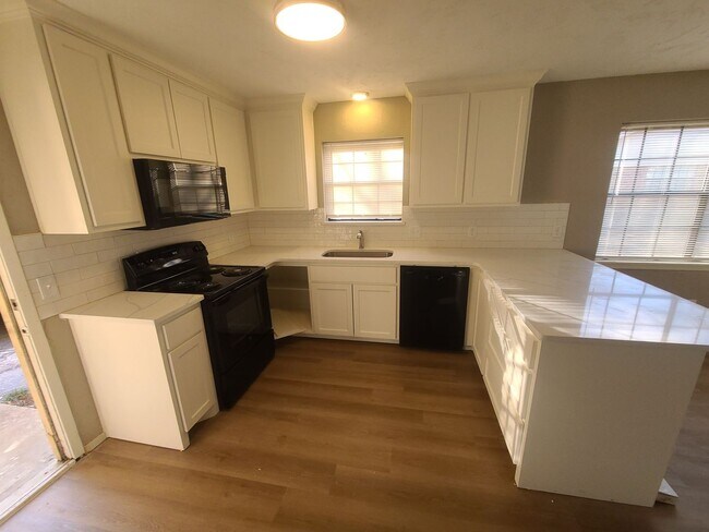 Foto del edificio - 2/1.5 covered parking, fireplace