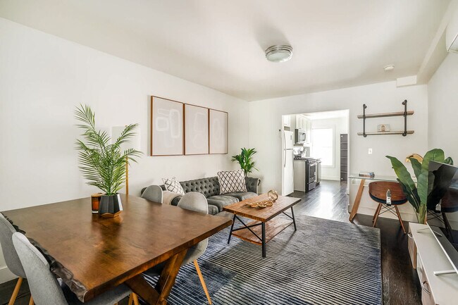 Building Photo - 359 W 39th St