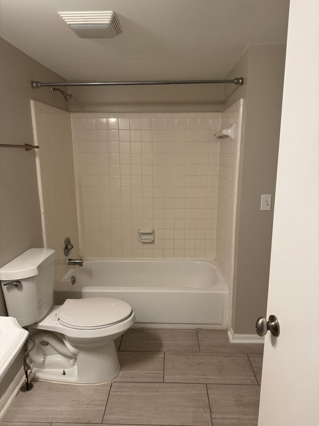 Photo - Bright & Updated Top-Floor End Unit in Sought-After Hillsdale Community House