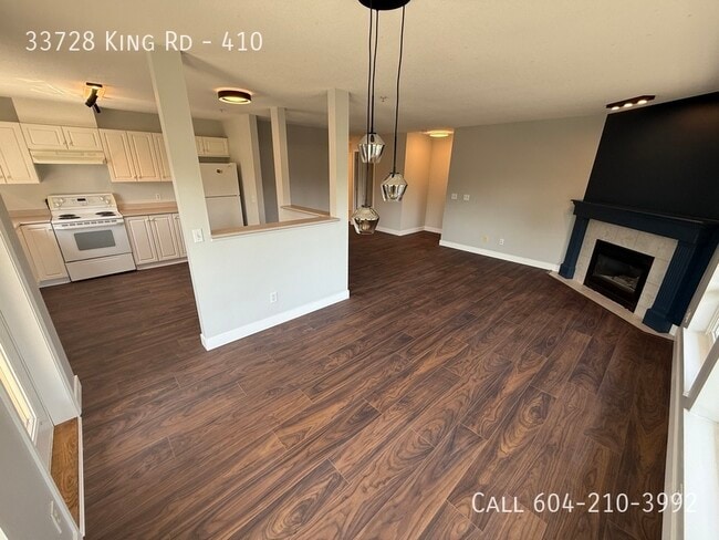 Building Photo - Bright & Spacious Corner Condo