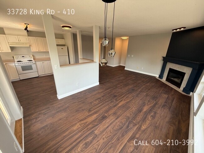 Photo du bâtiment - Bright & Spacious Corner Condo