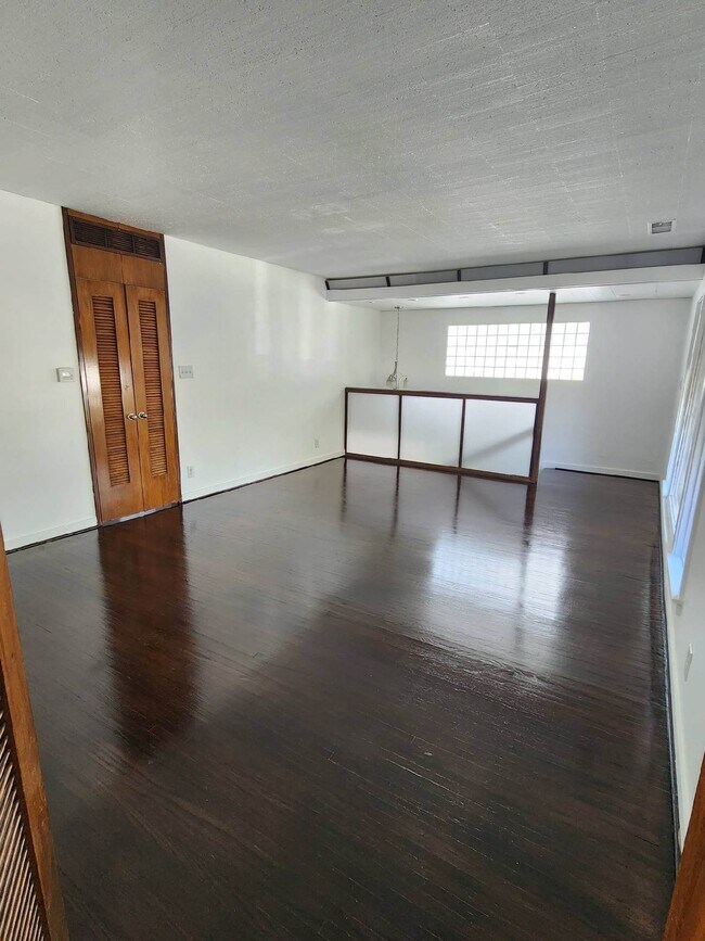Sala de estar con puertas dobles a los dormitorios, baño y lavadora y secadora. - 1251 S Sycamore Ave