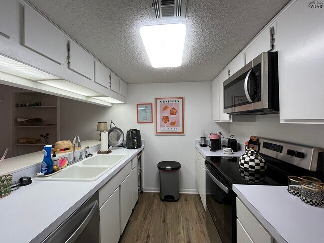 Building Photo - 2100 Santa Fe St