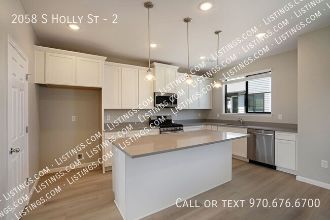 Foto del edificio - Brand New Row Home near DU close to I-25 a...