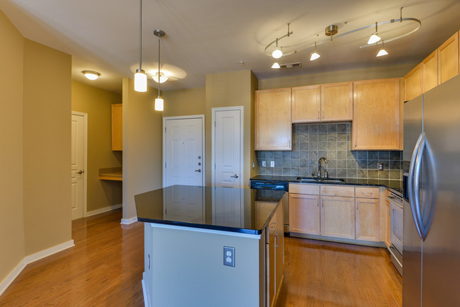 Building Photo - 2 Bed, 2 Bath Condo on West End at Vanderbilt
