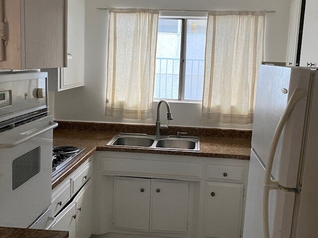 Kitchen - 107 S Croft Ave