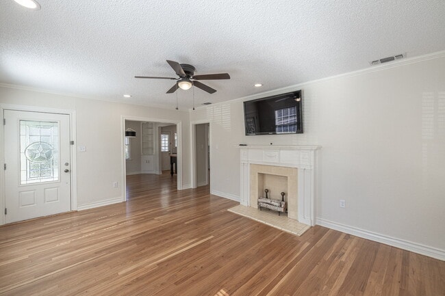 Foto del edificio - Pre-Lease! Spacious Home with Modern Upgrades Near Texas Tech.