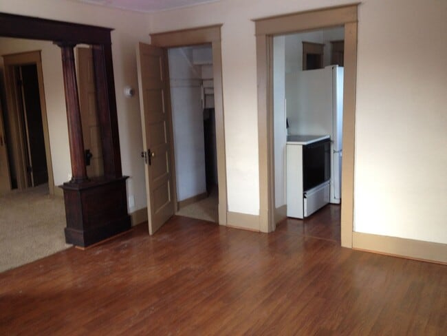 Building Photo - 3 Bed 1 Bath + Bonus Room and Yard