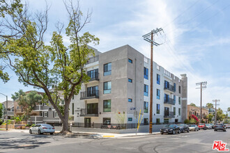 Building Photo - 857 Hayworth Ave