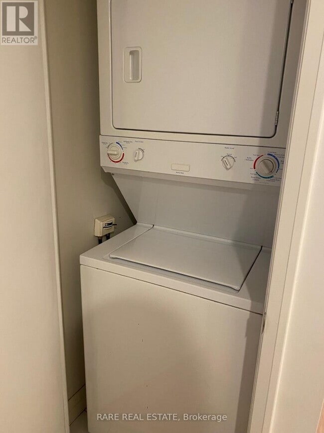 Building Photo - 21 Carlton St.