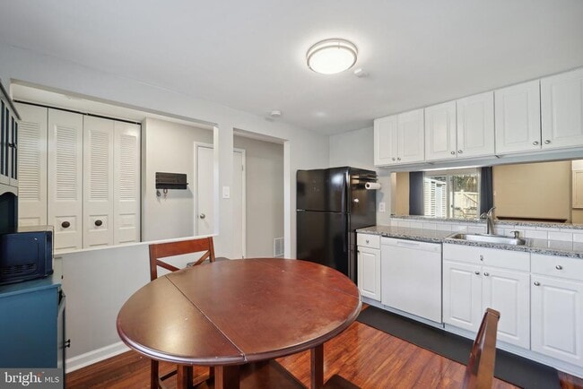 Building Photo - 5300 Larochelle Ct