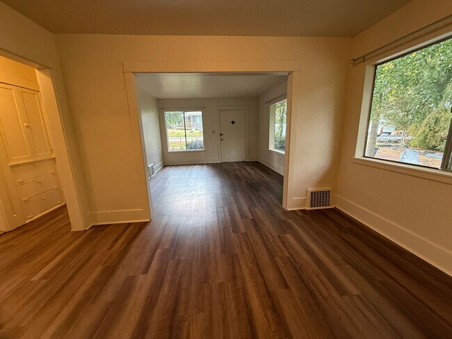 Foto del edificio - Lovely and Warm Home in Edmonds Available Now