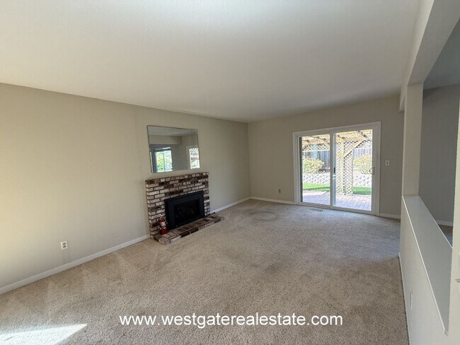 Building Photo - Lovely southeast Petaluma single level 3 b...