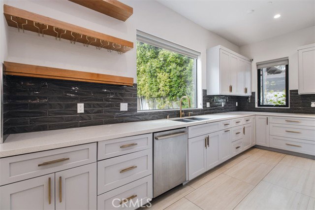 Foto del edificio - 5017 Hesperia Ave