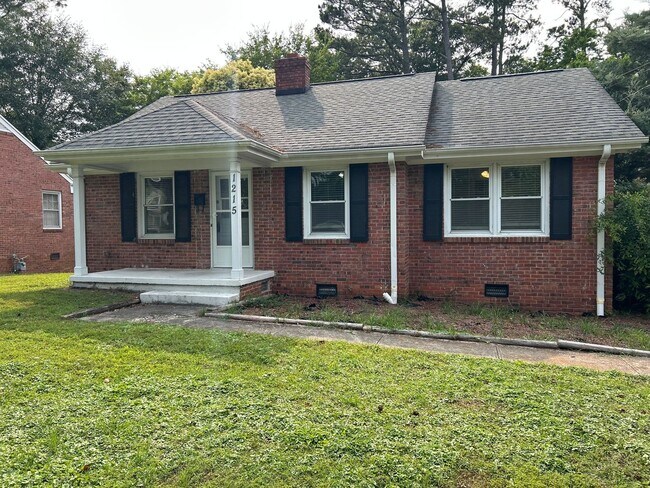 Foto del edificio - 4 Bedroom | 3 Bathroom Raleigh Home with F...