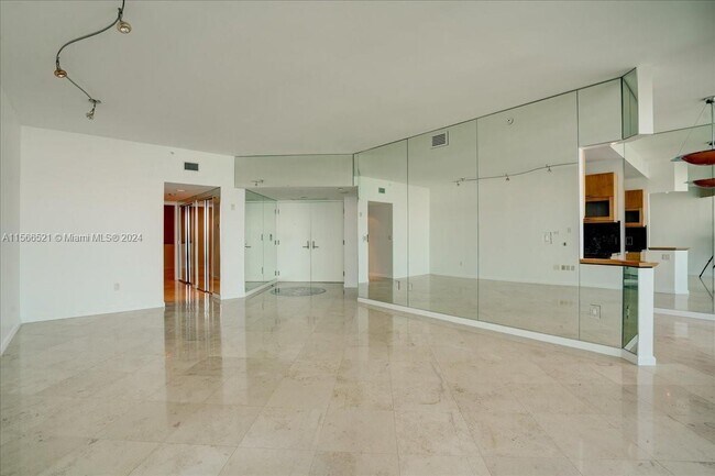 Building Photo - 5025 Collins Ave