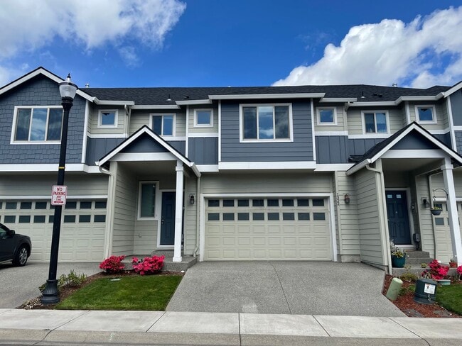 Building Photo - Goregous 3 Bedroom Home Ready for Hot Summ...