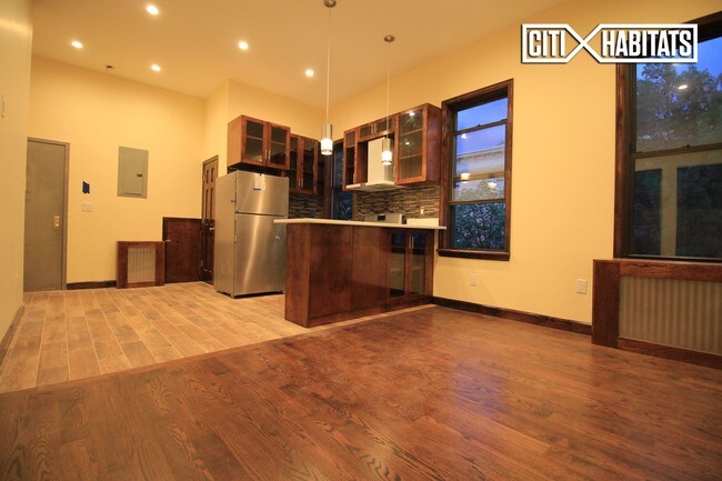 Foto del edificio - 5807 68th Rd