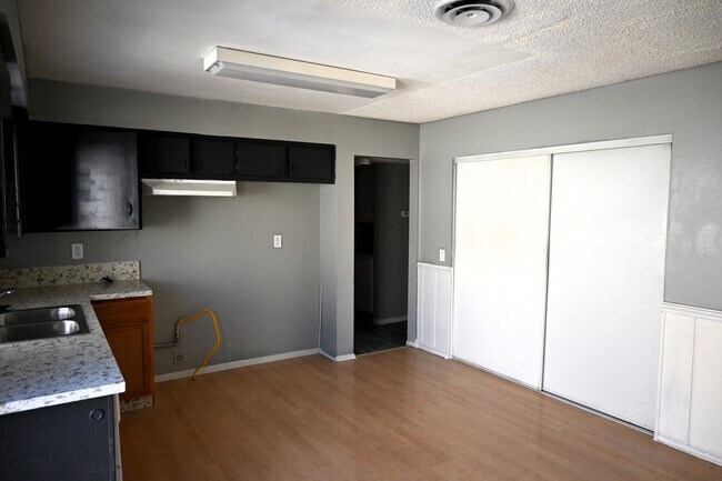 Foto del edificio - 37618 Cluny Ave