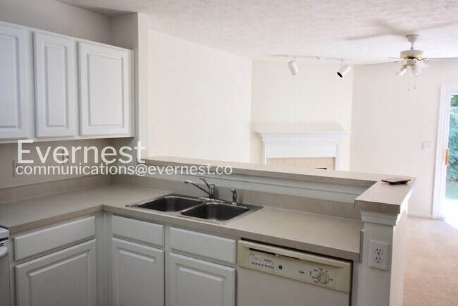 Building Photo - 2 Bed/2.5 Bath Town Home with Modern Amenities / Coming Soon!