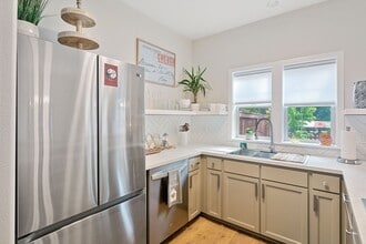 Building Photo - 250 Jackson Creek Dr