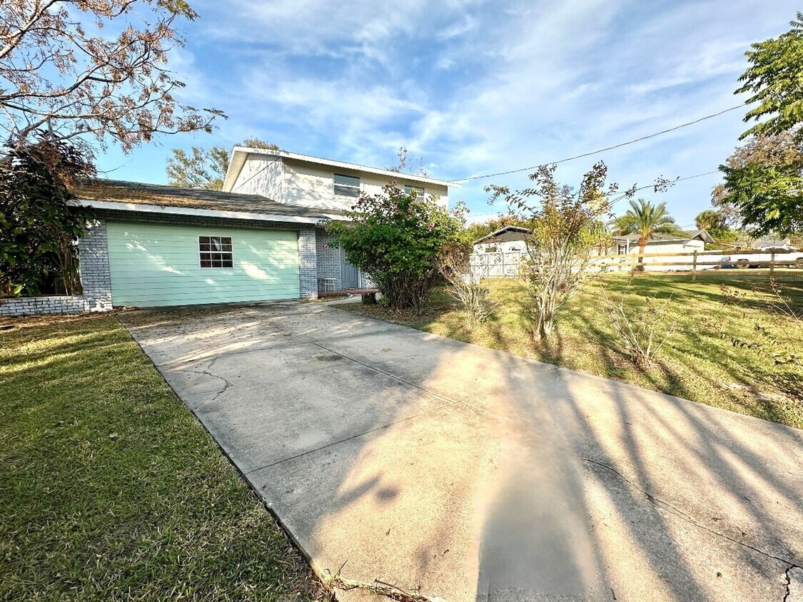 Foto principal - DeLand POOL-home: 4Bedrooms/2Baths - Perfect for family living!