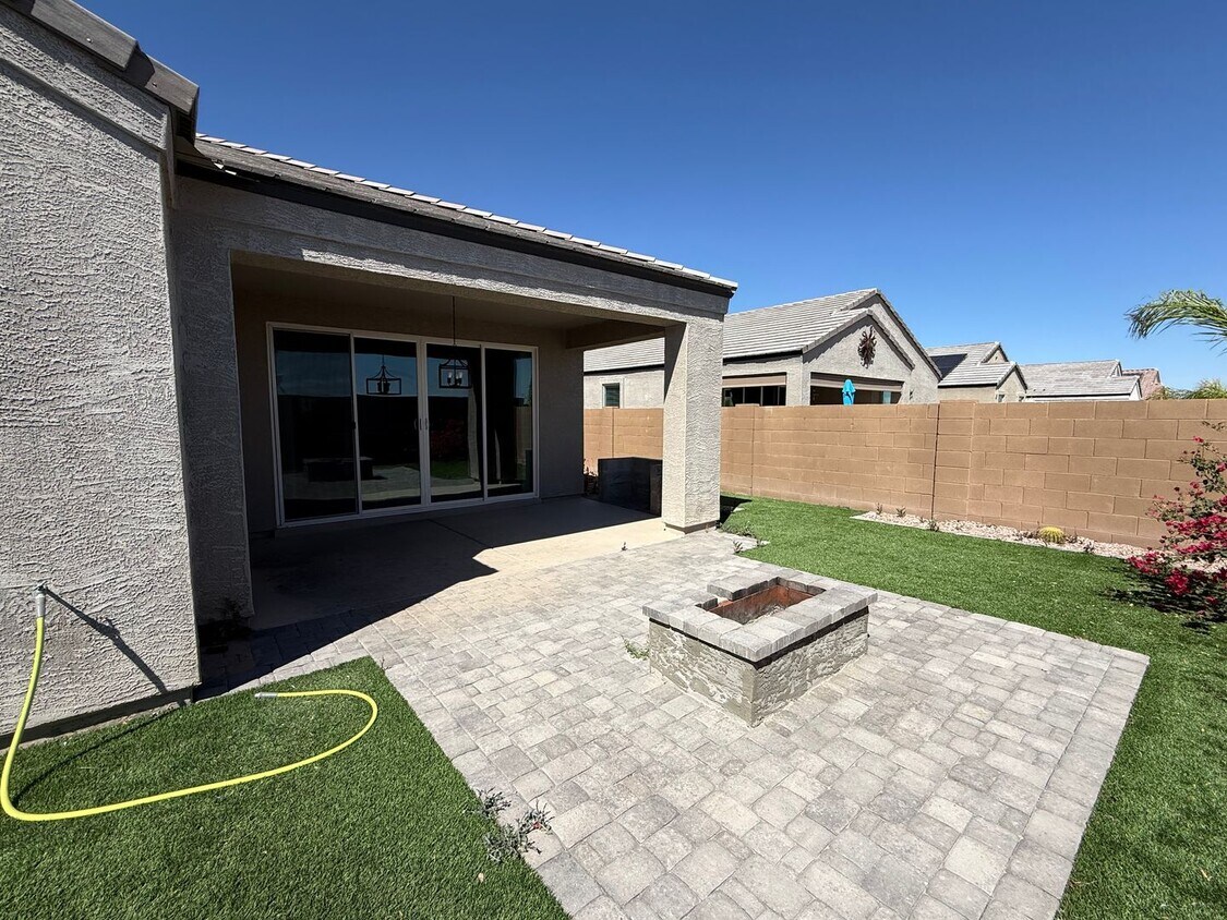 Building Photo - Beautiful Newer 4 Bedroom 3 Bathroom Anthem at Merrill Ranch Home!
