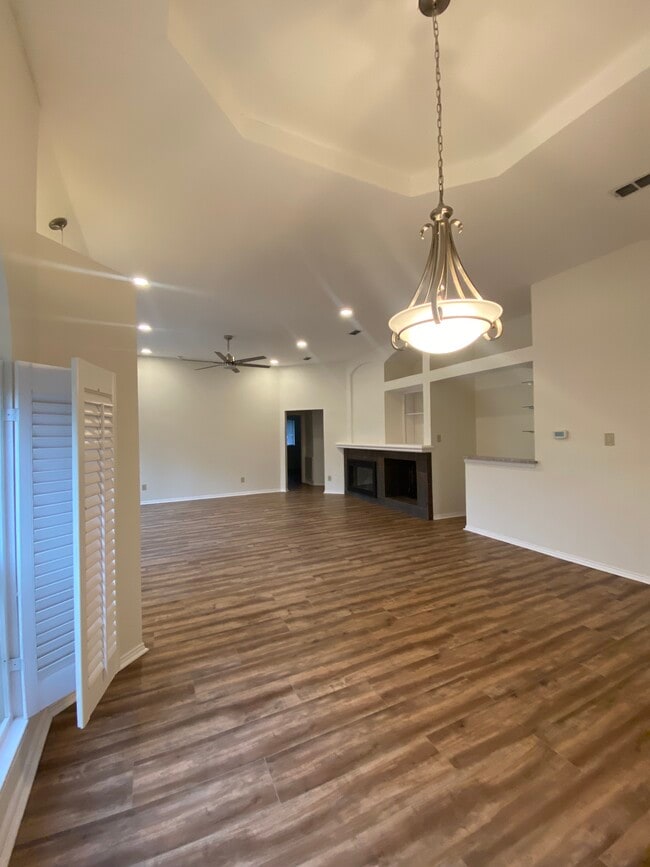 Building Photo - 4644 Booth Dr