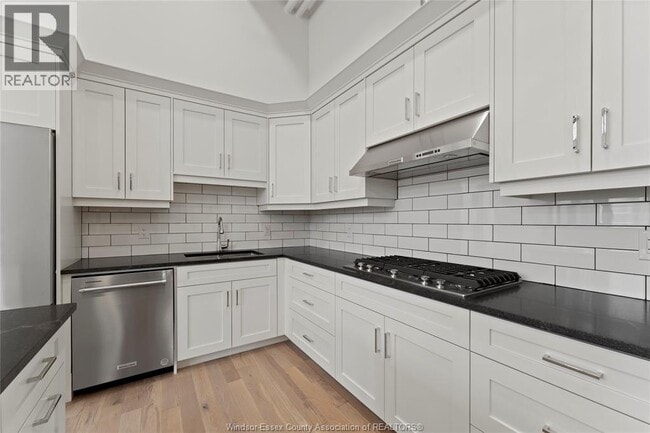 Building Photo - 247 Brock St