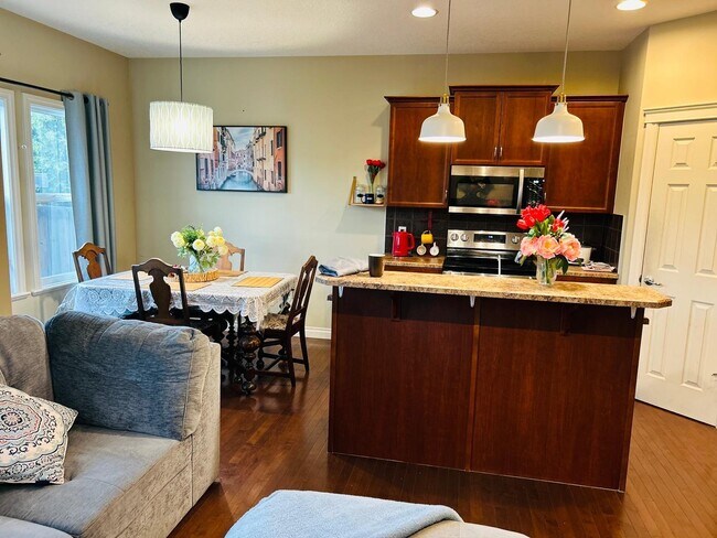 Photo du bâtiment - 11721-1167B 167B Ave NW