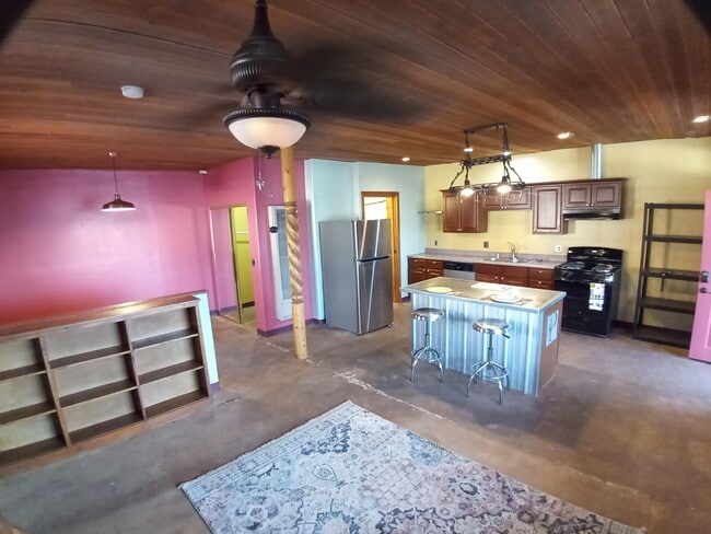 Building Photo - 1510b Edith Blvd NE