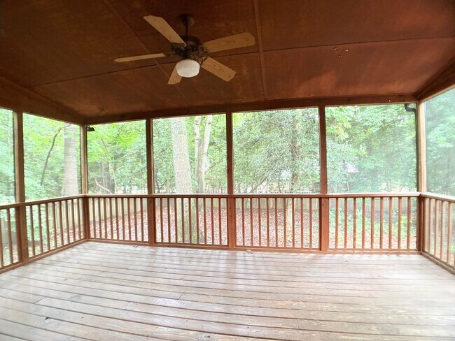 Foto del edificio - Charming, large wooded lot.