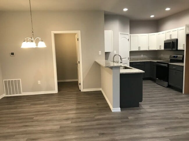 Building Photo - 6047 Jennings Dr