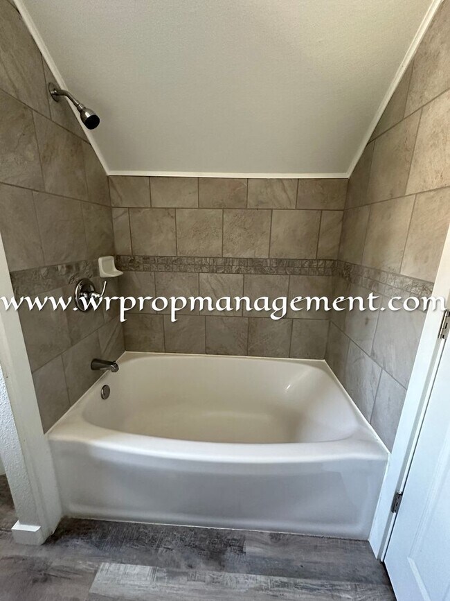 Foto del edificio - 5864 Merle St