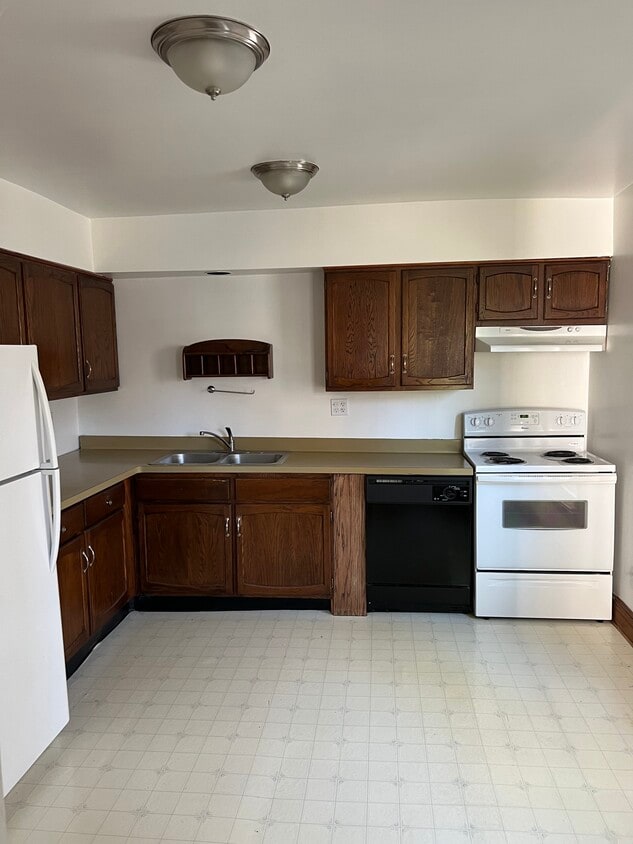 Primary Photo - 24 Brighton St