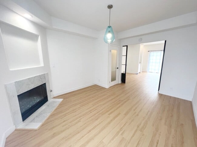 Photo - 4 bed 2.5 Plus bonus room in Redondo Beach. Apartment
