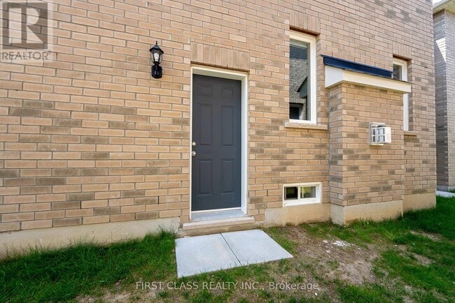 Building Photo - 544 White's Hill Ave