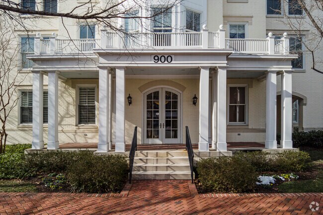 Foto del edificio - 900 N Washington St