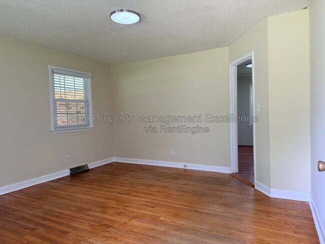 Foto del edificio - 415 W 2nd St