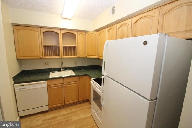 Building Photo - 8600A Village Square Dr