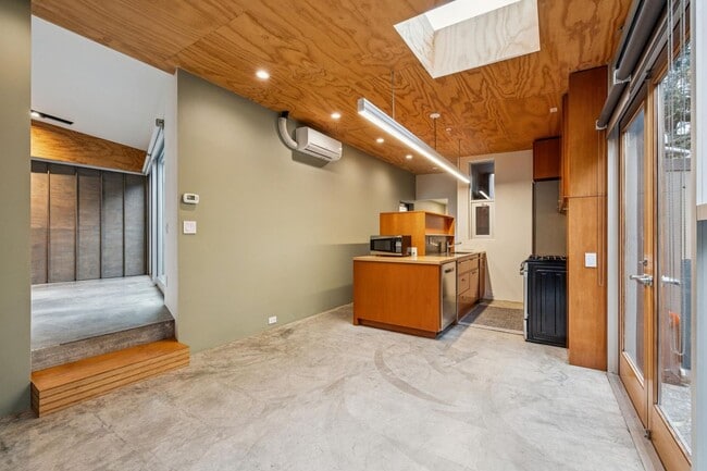 Building Photo - Modern Architectural One-Bedroom Available in Prime Palo Alto Location