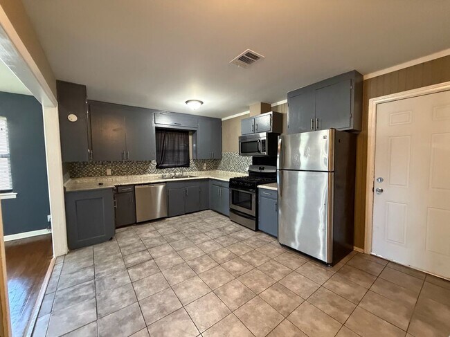 Foto del edificio - 2104 Hillburn Dr