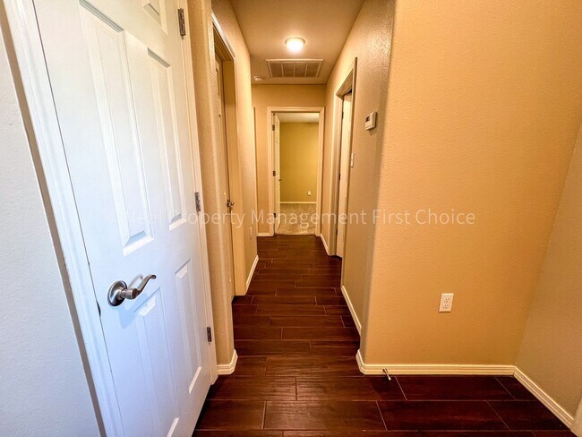 Foto del edificio - 420 Ridge Point Dr