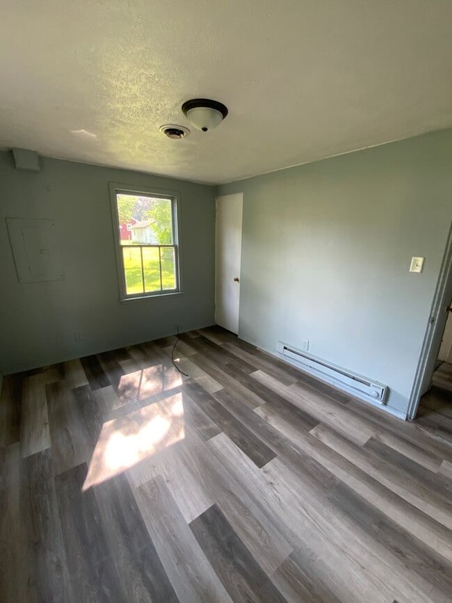 Building Photo - Charming 2-Bedroom, 1-Bathroom Home – $950...